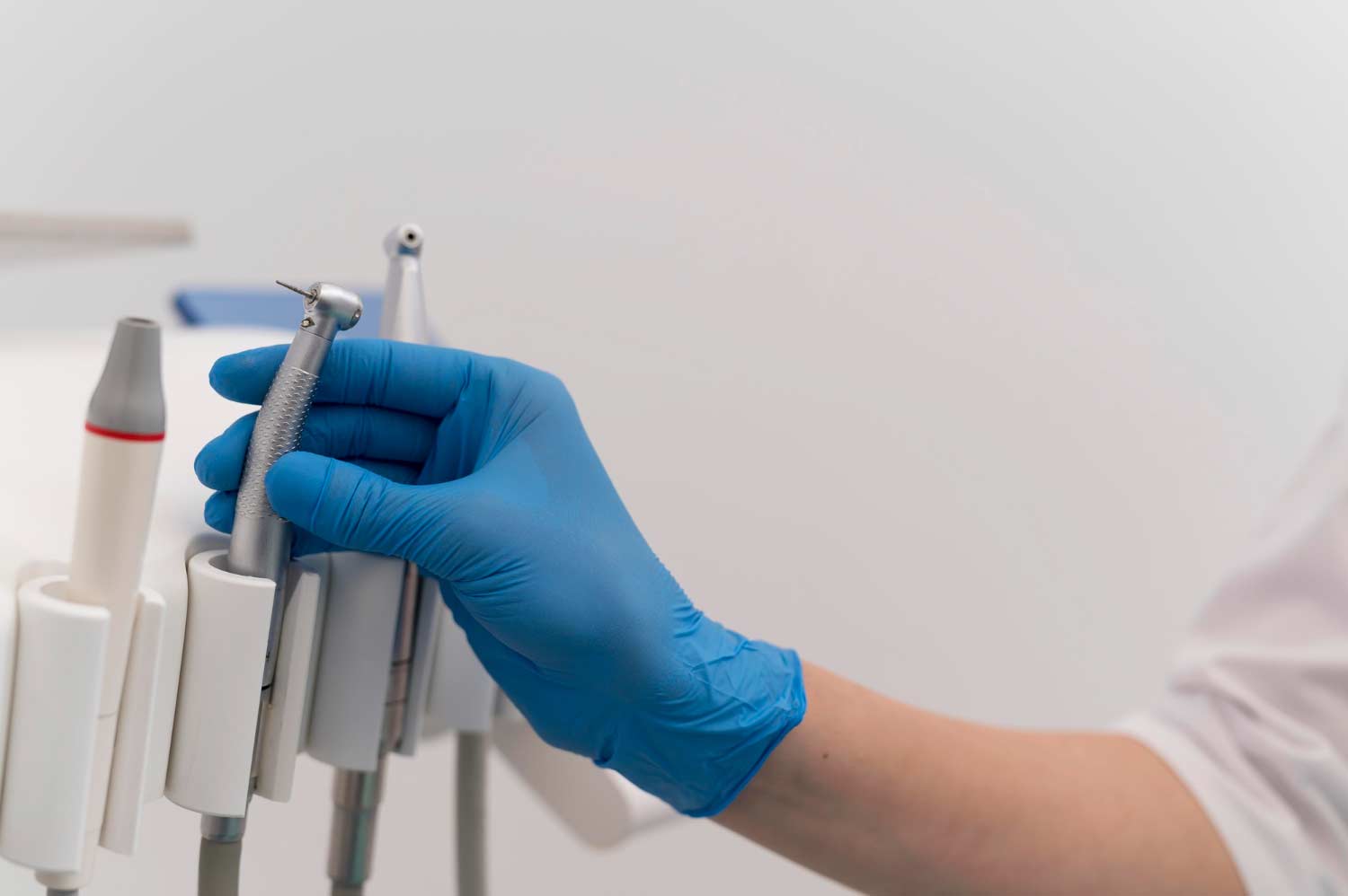 Equipo de ISO Clínica Dental en Logroño atendiendo a un paciente